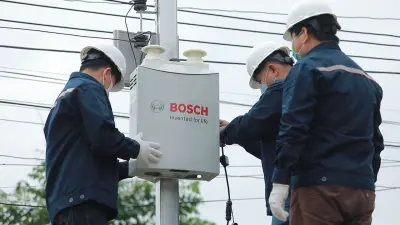 Bosch air quality monitoring box mounted on a lamp post.