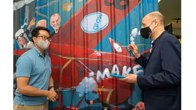 Mr Martin Hayes, President of Bosch in Southeast Asia, signs a mural to officiate the launch of grow innovation hub. 