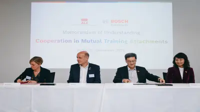 Madam halimah Yacob witnesses the endorsement of an MoU between Bosch Rexroth and ITE. The partnership aims to enhance cross nborder vocational education exchange in areas such as Industry 4.0, Internet of Things (IoT) and connected hydraulics.